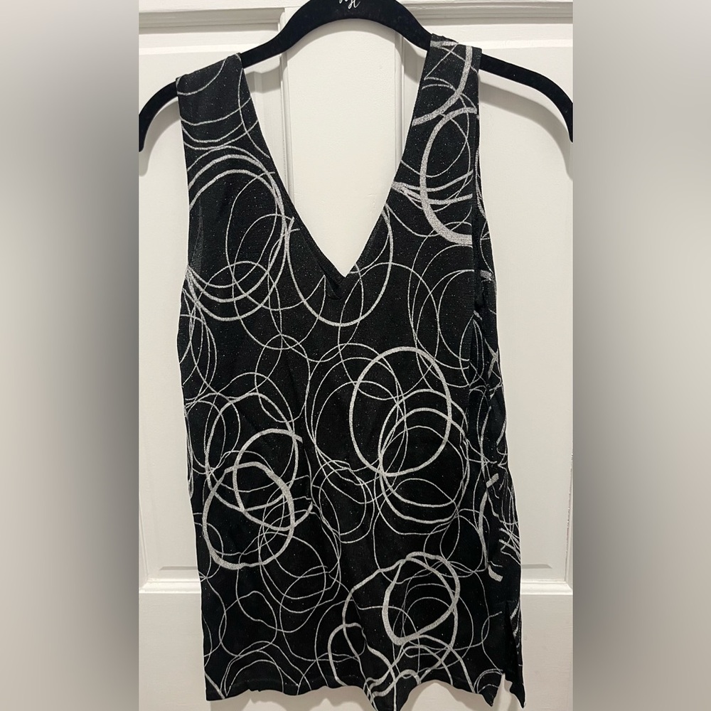 Black and White Women's Sleeveless V-Neck Top